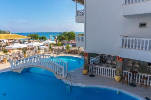 una vista aérea de un hotel con piscina en Vrachos Beach Hotel en Vrachos