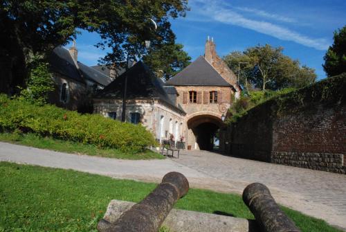 a cannon in front of a building with a tunnel at Auberge de jeunesse-La Hulotte in Montreuil-sur-Mer