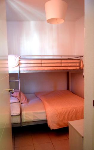 セビリアにあるÁtico Feriaの二段ベッド2組(照明付)が備わるドミトリールームです。