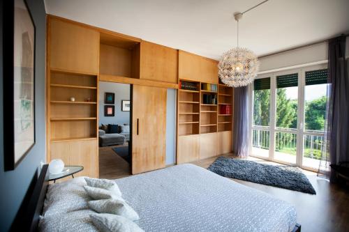 una camera da letto con un letto e un lampadario di Chic and Freak Como a Como