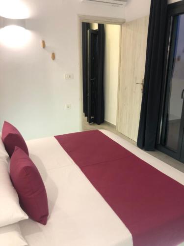 Una cama o camas en una habitación de Dragonfly Villas