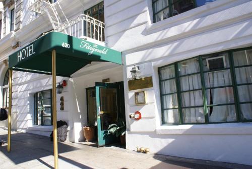 einen Laden mit grüner Markise auf einem Gebäude in der Unterkunft Fitzgerald Hotel Union Square in San Francisco