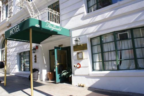 una tienda frente con un toldo verde en un edificio en Fitzgerald Hotel Union Square, en San Francisco