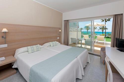 Säng eller sängar i ett rum på HSM Golden Playa