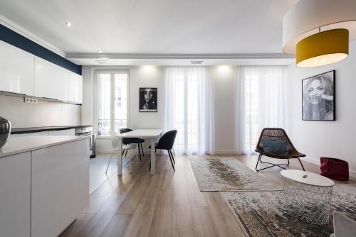 une cuisine et une salle à manger avec une table et des chaises dans l'établissement Nouveau F2 calme cœur de ville 1min de la plage, à Saint-Raphaël