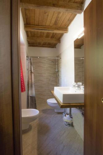 a bathroom with two toilets and a sink at Agripodere Il Falco in Pontremoli