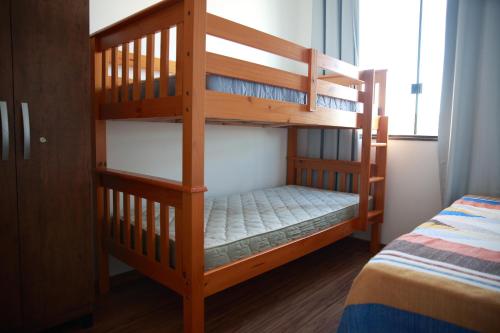Tempat tidur susun dalam kamar di Apartamento novo 3 quartos