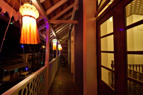 a view of a balcony of a restaurant at night at Hospedaria Abrigo De Botelho in Panaji