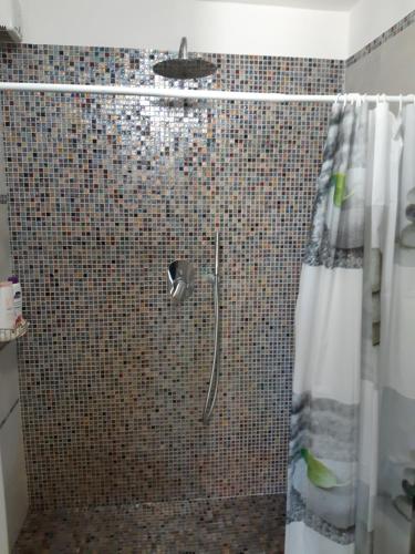bagno con doccia e tenda doccia di Casa Isabelle Mel a La Spezia