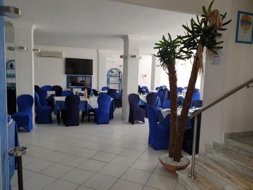 Televisyen dan/atau pusat hiburan di Hotel Caraibisiaco sul mare