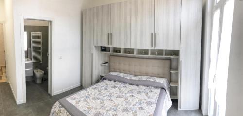 1 dormitorio con 1 cama en una habitación blanca en B&B Il Corallo, en San Benedetto del Tronto