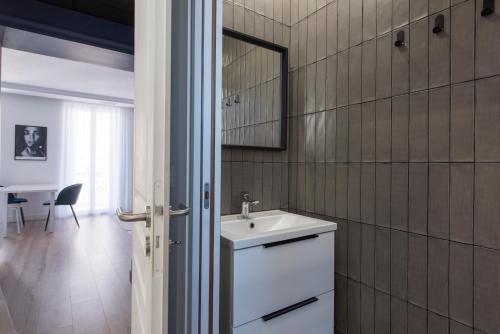 a bathroom with a sink and a mirror at Nouveau F2 calme cœur de ville 1min de la plage in Saint-Raphaël