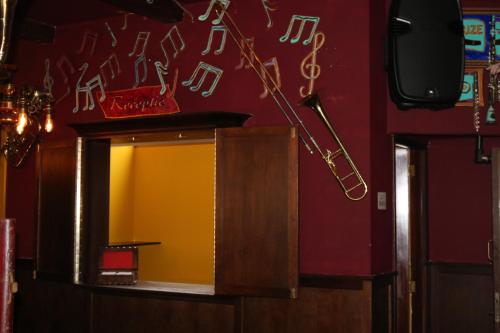a mirror in a room with music notes on the wall at Hotel de Keizerskroon Amsterdam-Schiphol-Halfweg in Halfweg