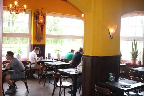 a group of people sitting at tables in a restaurant at Hotel de Keizerskroon Amsterdam-Schiphol-Halfweg in Halfweg