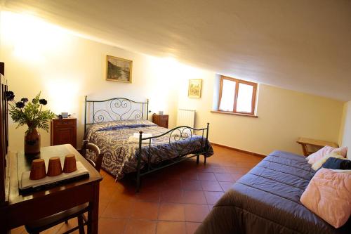 a bedroom with a bed and a couch at Casale la Torretta in Norcia