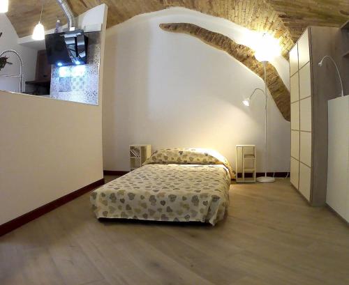 une chambre avec un lit au milieu d'une pièce dans l'établissement Monolocale quartiere medievale, à Ortona
