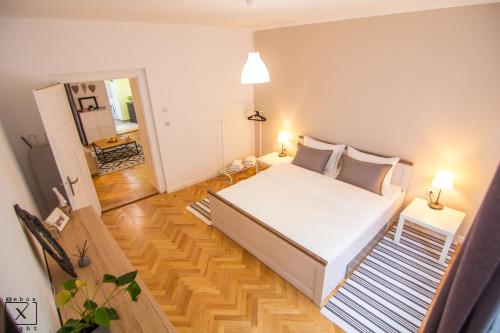 ein Schlafzimmer mit einem großen weißen Bett in einem Zimmer in der Unterkunft Via Del Centro in Sibiu