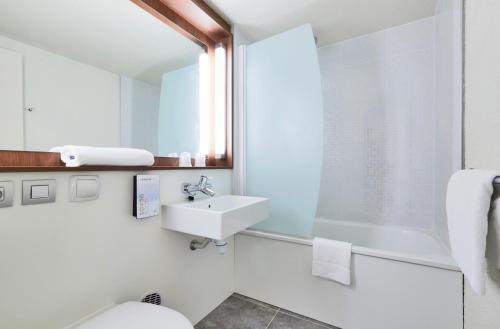 Bathroom sa Campanile Saint-Quentin-En-Yvelines