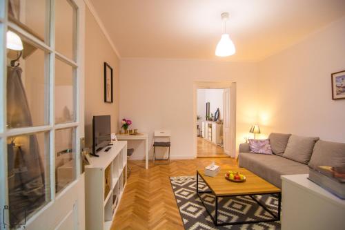 ein Wohnzimmer mit einem Sofa und einem Tisch in der Unterkunft Via Del Centro in Sibiu