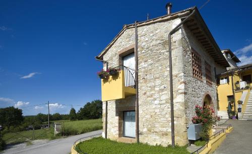 a stone building with a balcony on a street at CASAILCAMBIO in San Marziale