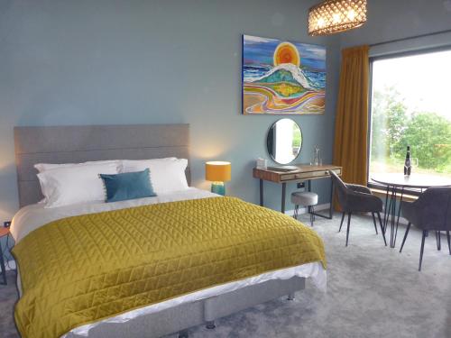 Un pat sau paturi într-o cameră la Stones Luxury B&B with hot tub and self-contained rooms