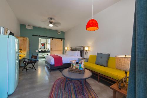 ein Wohnzimmer mit einem Bett und einem Sofa in der Unterkunft Lone Star Court, by Valencia Hotel Collection in Austin