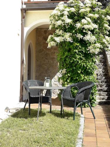 two chairs and a table with a tea kettle on it at Die Maria in Neuburg an der Donau