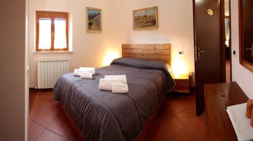 a bedroom with a bed with two towels on it at Casale la Torretta in Norcia