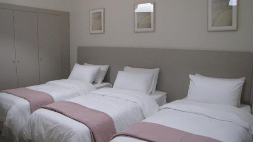 Kuwait Residence tesisinde bir odada yatak veya yataklar