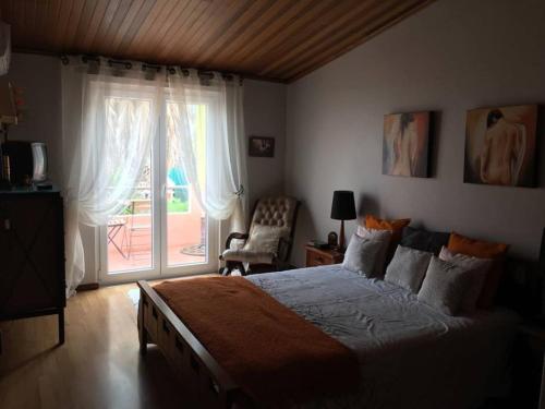 Postel nebo postele na pokoji v ubytování Moradia do Pinhal