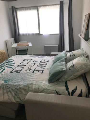 - une chambre avec un lit doté d'une couette et d'oreillers dans l'établissement GREEN STUDIO CANNES CENTRE, à Cannes