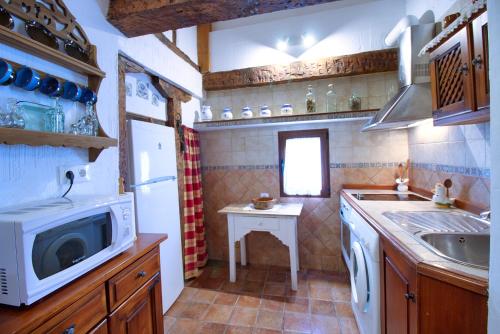 A kitchen or kitchenette at Cuencaloft Alfonso VIII