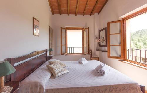 モンタイオーネにあるBorgo degli Ortiの部屋の中に大きなベッドがある寝室