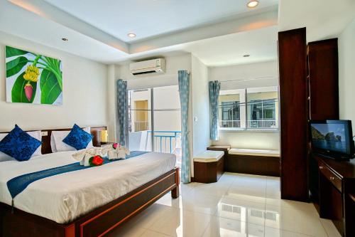 Giường trong phòng chung tại Ruen Buathong Boutique Hotel Patong Beach