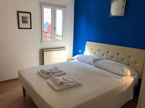 Piaggione Apt, Case Galante Apartments in Florence في فلورنسا: غرفة نوم عليها سرير وفوط