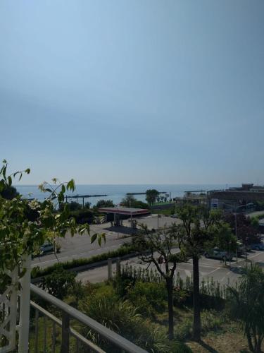 a view of a parking lot and the ocean at Alba sul Mare Guest House in Massignano