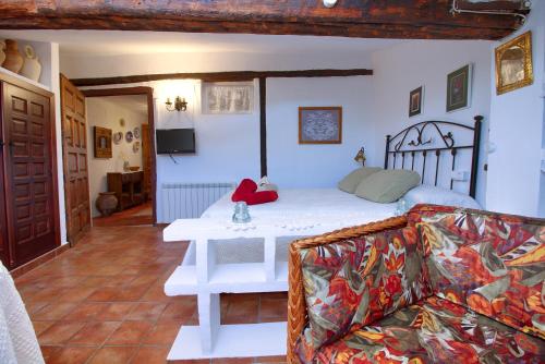 A bed or beds in a room at Cuencaloft Alfonso VIII