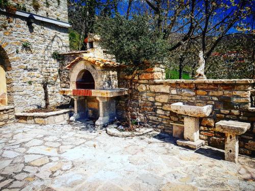 a stone wall with a stone oven in a yard at L'Antica Dimora in Macchiagodena