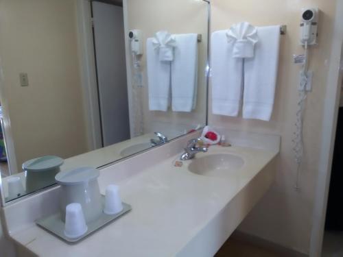Phòng tắm tại Royal Islander Hotel