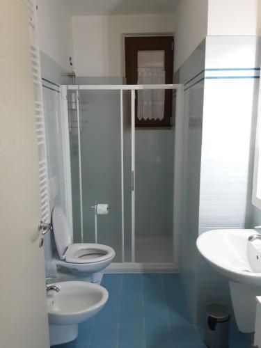 a bathroom with a toilet and a shower and a sink at Fonte la Perna in Polverigi