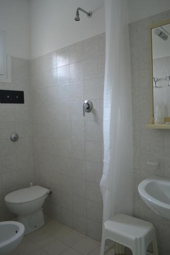 リド・ディ・イエゾロにあるHotel Mirageのバスルーム(シャワー、トイレ、シンク付)
