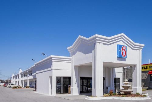 a store front of a gas station at Motel 6-Jacksonville, NC in Jacksonville