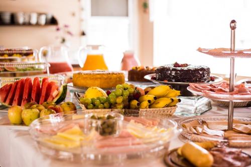 a table topped with lots of different types of fruit at Pousada Pompeia in Socorro