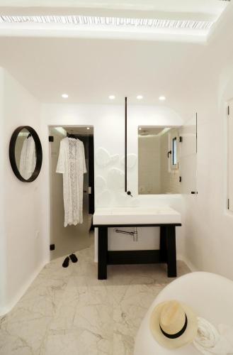 Ένα μπάνιο στο Narcissus Luxury Suites
