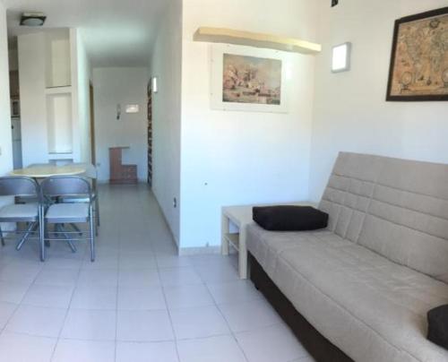 salon z kanapą i stołem w obiekcie APARTAMENTO CERCA DE LA PLAYA w mieście Aguadulce