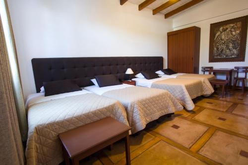 a hotel room with two beds and two lamps at Casa Hacienda Nasca Oasis in Nazca