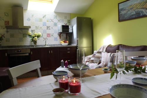 a kitchen and dining room with a table and a tableablish at Apartamentos rurales la Aguilera in Oviñana