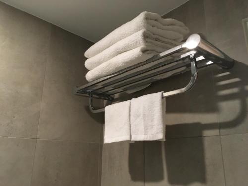 un grupo de toallas en un toallero en el baño en 500Mbps Wi-Fi 2 Largest 2 BDRM Condo in Grand Residences, en Cebú