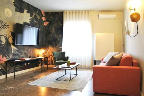 uma sala de estar com um sofá vermelho e uma televisão em moon's fault - tutta colpa della luna em Pozzuoli