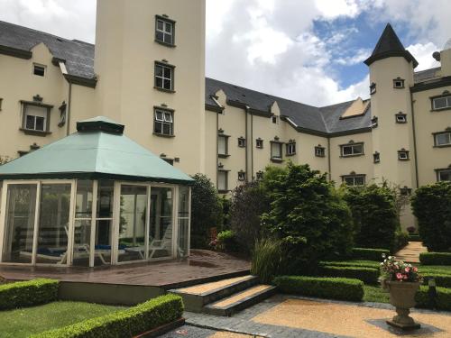 un edificio con un cenador frente a él en Chateau du Loire Apartamento, en Campos do Jordão